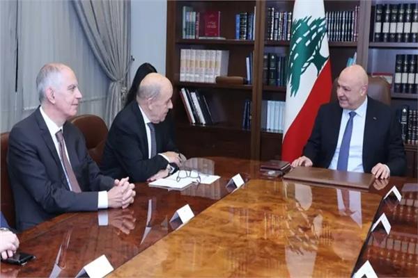 الرئيس اللبناني جوزيف عون خلال لقائه الموفد الرئاسي الفرنسي جان إيف لودريان