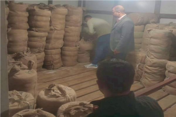 ضبط كميات كبيرة من المواد الغذائية غير صالحة للإستهلاك الأدمى بالبحيرة 