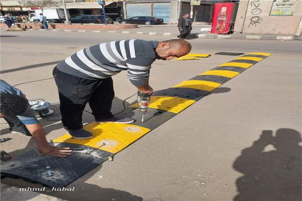 محافظ الغربية تركيب المطبات بشوارع مدينة كفرالزيات لضبط الحركة المرورية 