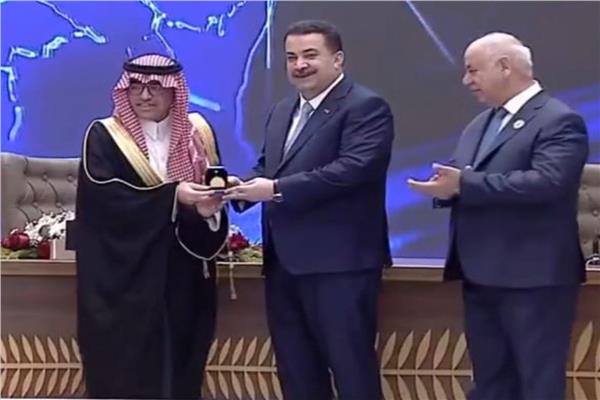 رئيس وزراء العراق يكرم رئيس المنطمة العربية للسياحة