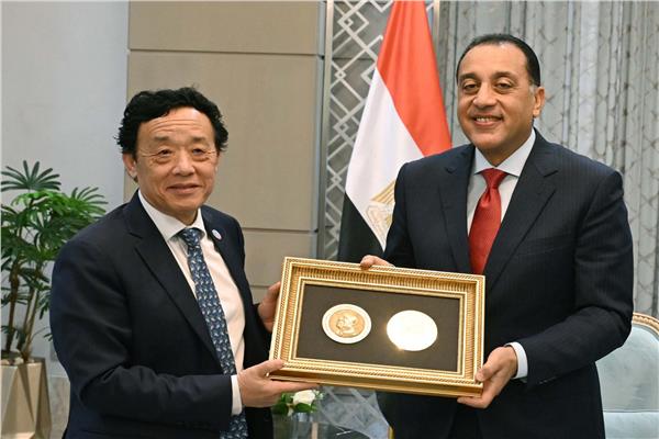 مدبولي يتسلم ميدالية أغريكولا
