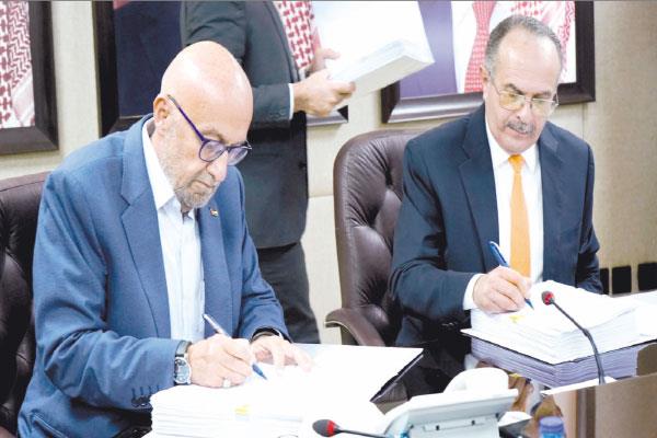 رئيس شركة المقاولون العرب خلال توقيع الاتفاقية