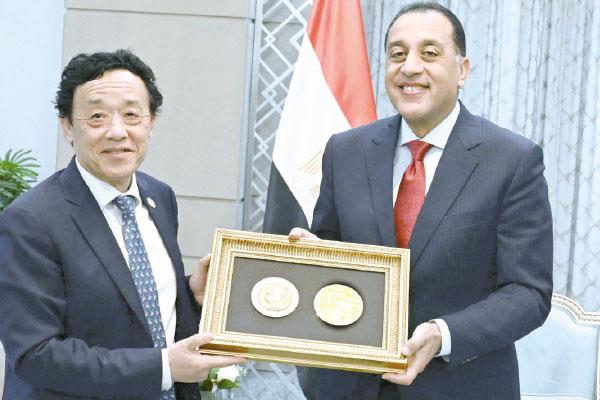 رئيس  الوزراء يتسلم الوسام نيابة عن  الرئيس من المدير العام للفاو