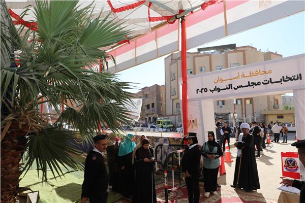محافظ أسوان يتفقد اللجان 