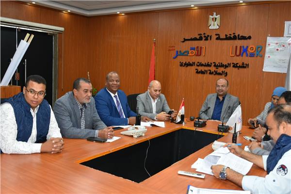 محافظ الأقصر يتفقد غرفة عمليات 