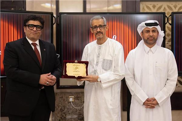 رئيس الأوبرا يتسلم درع تكريم مهرجان الأوبرا العربية الأول بالدوحة 