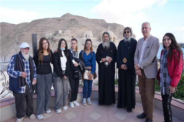 استقبال الرحلات الجوية المنتظمة بأسيوط  لوضع المحافظة على خريطة السياحة الدينية
