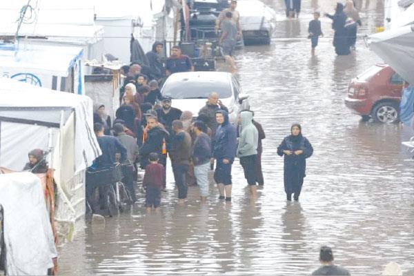 مياه الأمطار الغزيرة أغرقت خيام النازحين فى القطاع