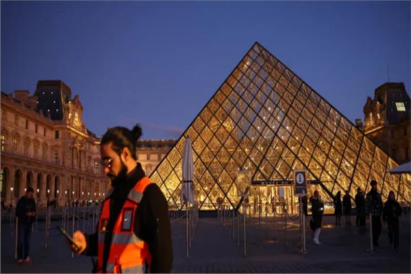 متحف اللوفر بعد سرقة المجوهرات