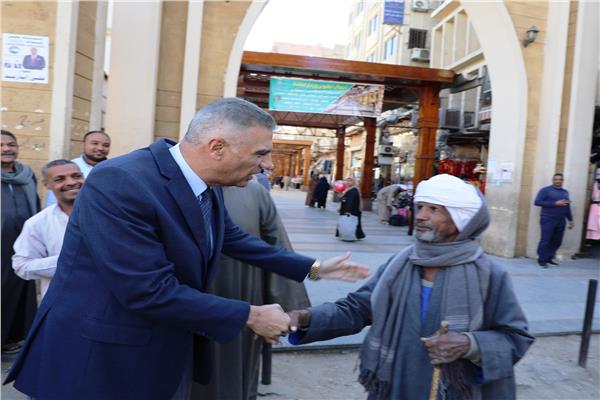 محافظ أسوان خلال الجولة