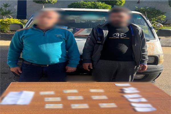 المتهمين وبحوزتهما عدد من البطاقات الشخصية الخاصة ببعض المواطنين