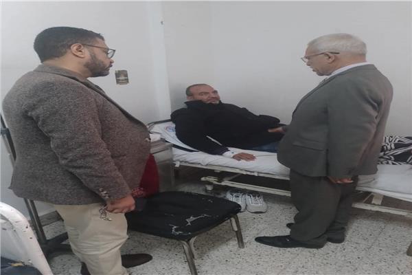 الأستاذ أيمن موسى، وكيل وزارة التربية والتعليم بالإسماعيلية  يتفقد حالة المعلم المصاب