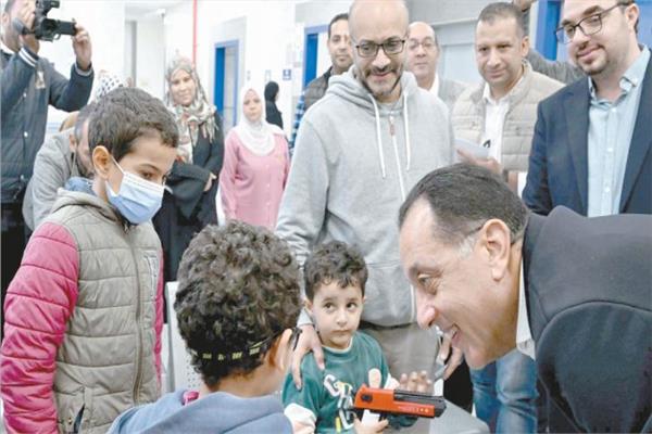 رئيس الوزراء خلال حديثه مع عدد من الأطفال بمركز طب الأسرة بقرية نوى