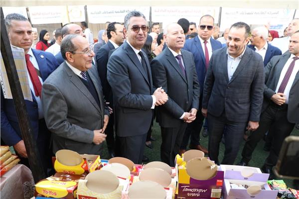  وزير التموين ومحافظ القاهرة يتفقدان سوق اليوم الواحد   