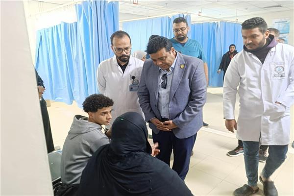 الدكتور محمد عبد الهادي، مدير فرع هيئة الرعاية الصحية بأسوان خلال الجولة