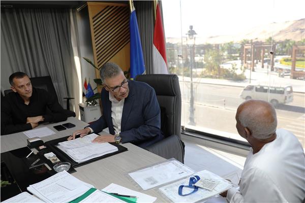 محافظ أسوان يستجيب لمطالب الأهالى 