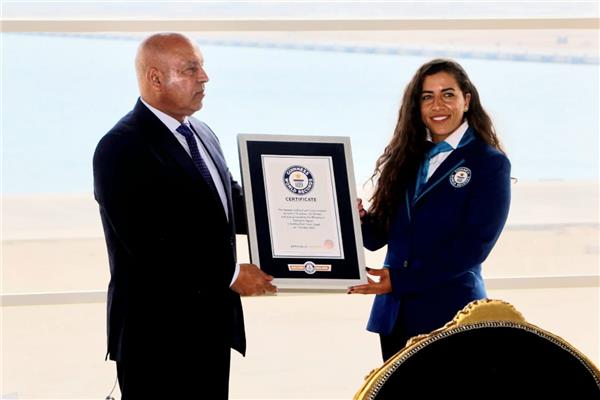 وزير النقل يتسلم شهادة موسوعة جينيس
