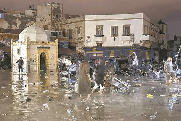 غرق الشوارع فى مدينة آسفى المغربية بعد فيضانات مفاجئة          