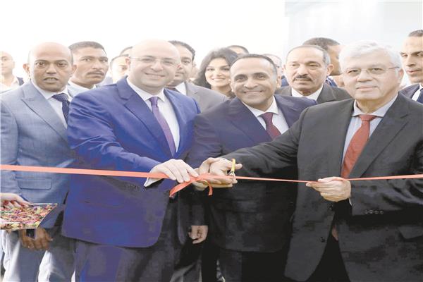 وزير التعليم العالى ومحافظ بنى سويف أثناء افتتاح قاعة الاحتفالات بمجمع المعاهد العليا