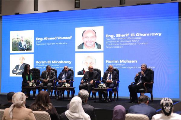 وزير السياحة والآثار وأعضاء الغرفة خلال جلسة بالمنتدى