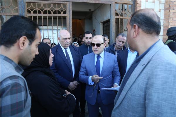 محافظ كفر الشيخ يلتقي أهالي البرلس ويستمع لمطالبهم 
