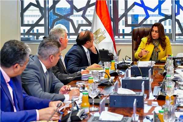 منال عوض وزيرة التنمية المحلية القائم بأعمال وزير البيئة