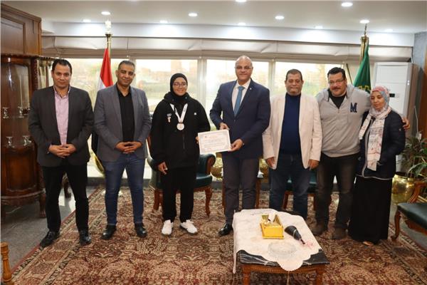 محافظ القليوبية يكرم البطلة جنة 