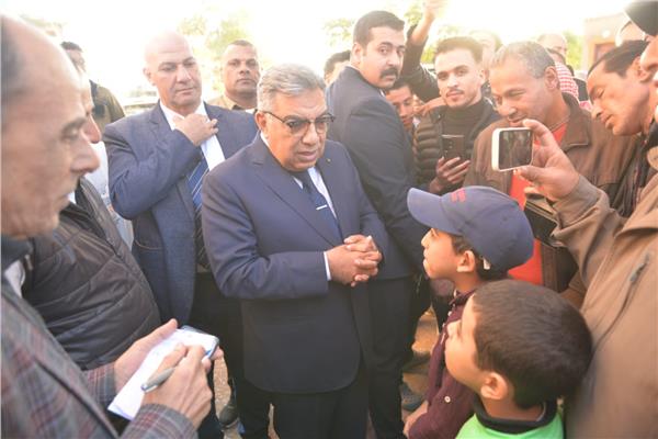 محافظ الدقهلية يلتقي المواطنين أمام اللجنة الانتخابية