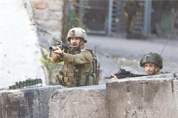 جنود إسرائيليون يوجهون النيران صوب المدنيين فى الضفة