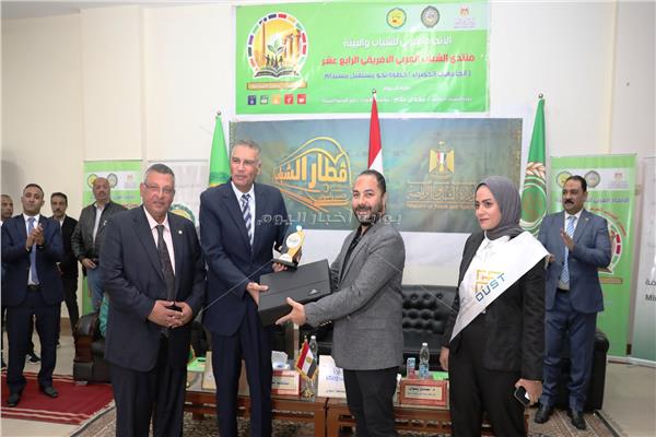 للواء دكتور إسماعيل كمال محافظ أسوان خلال بالجلسة الختامية للمنتدى العربى