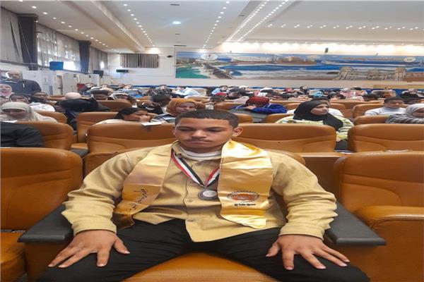 الطالب محمد احمد عبدالراضي الطالب بمدرسة النور للمكفوفين
