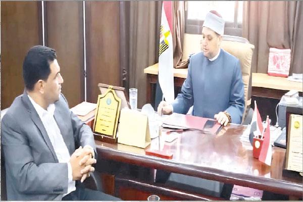 د. محمد خليفة أثناء حواره مع «الأخبار»