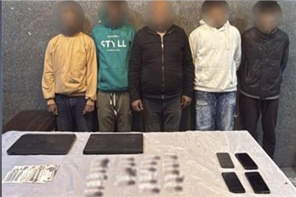 المتهمون بعد القبض عليهم