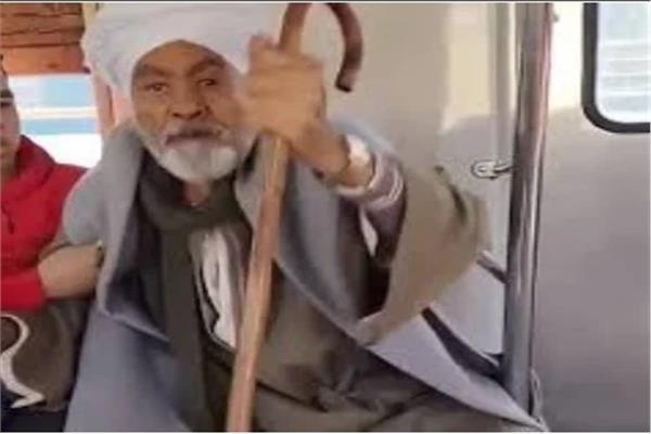 رجل مسن يرتدى ملابس صعيدية وهو منفعلاً