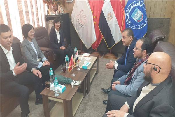 قيادات الكلية المصرية الصينية للتكنولوجيا التطبيقية خلال استقبال الوفد الصيني 
