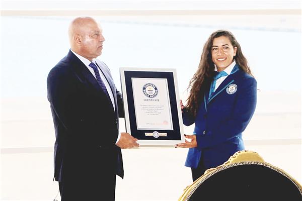 كامل الوزير أثناء تسلمه شهادة موسوعة جينيس للأرقام القياسية