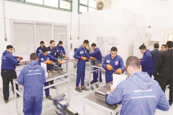 نشاط عملى بإحدى المدارس التطبيقية التكنولوجية