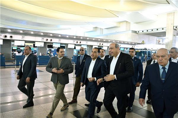 وزير الطيران المدني: خطة متكاملة لتطوير منظومة التشغيل بمطار القاهرة وفق أحدث المعايير العالمية
