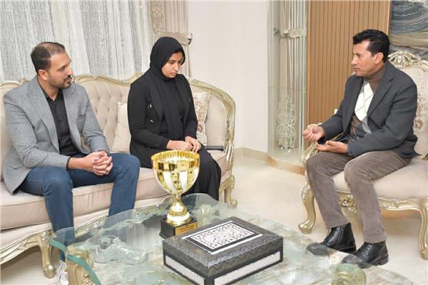 وزير الرياضة يقدم واجب العزاء في وفاة السباح يوسف 