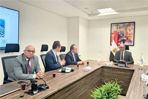 خلال الاجتماع