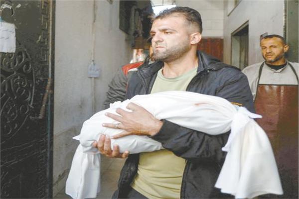 الوداع الأخير لرضيع فلسطينى استشهد فى قصف إسرائيلى على غزة