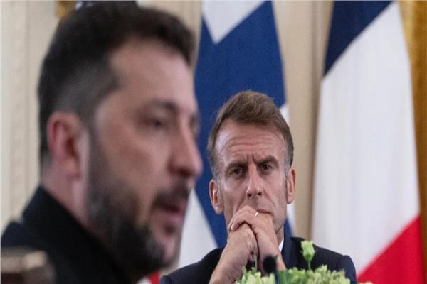 الرئيس الفرنسي إيمانويل ماكرون ونظيره الأوكراني فلاديمير زيلينسكي
