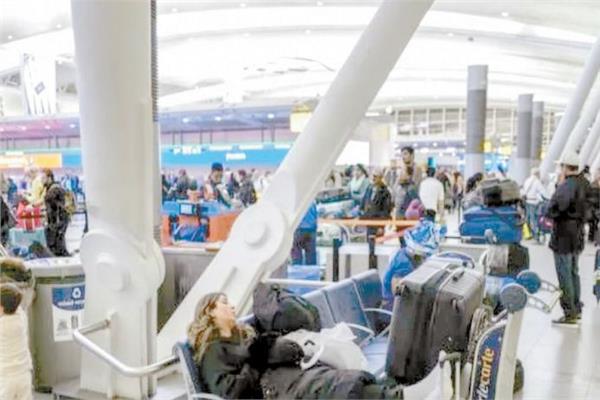 طوابير المهاجرين بمطار كنيدى فى نيويورك