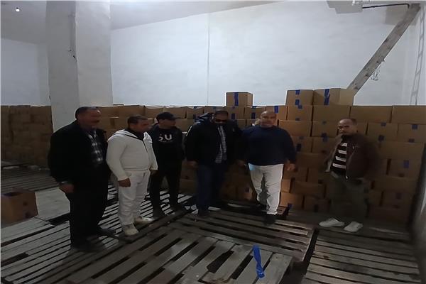 ضبط 21 طن مواد غذائية مجهولة المصدر 