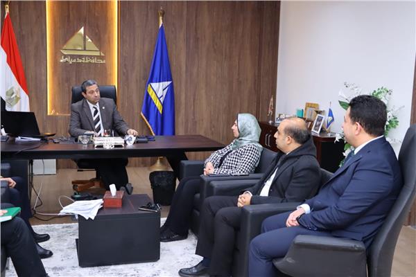 محافظ دمياط يستقبل مساعد وزير البيئة والرئيس التنفيذى لجهاز تنظيم إدارة المخلفات