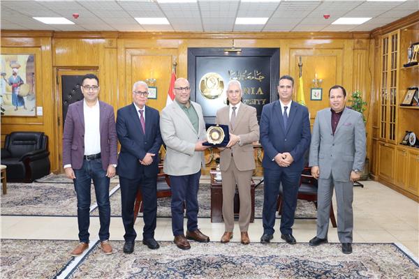 رئيس جامعة المنيا يستقبل عددًا من خريجي كلية الهندسة