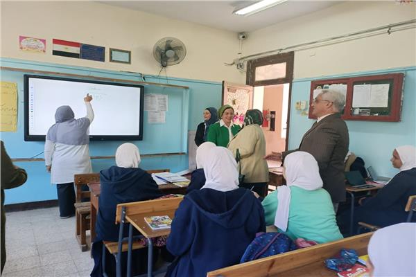 وكيل المديرية في زيارة ميدانية لمدرسة الشهيد ياسر الحديدي الثانوية بنات