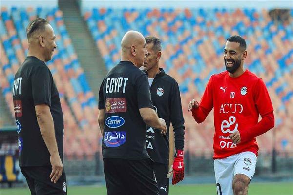 حسام حسن ومحمد صلاح خلال مران منتخب مصر