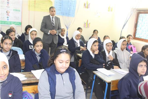 مدير تعليم الجيزة يتابع انتظام الدراسة
