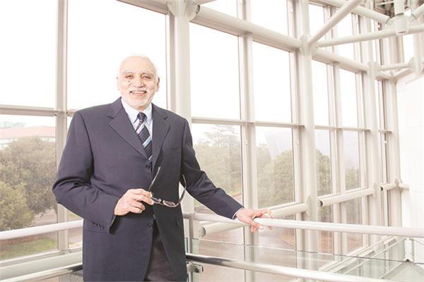 البروفيسور عباس الجمل في أروقة قسم الهندسة الكهربائية بجامعة ستانفورد